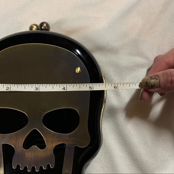 Skull Clutch with Chain - Picture 5 of 8